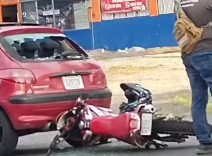 Colisión entre moto y carro frente a la entrada de La Urba, Guápiles